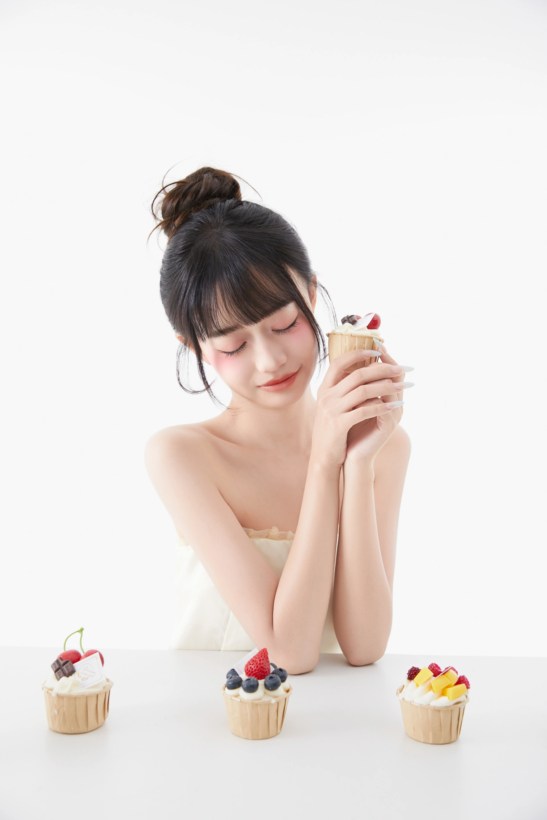 [YITUYU艺图语]2024.12.25 白色蛋糕肖像 菠萝包 3